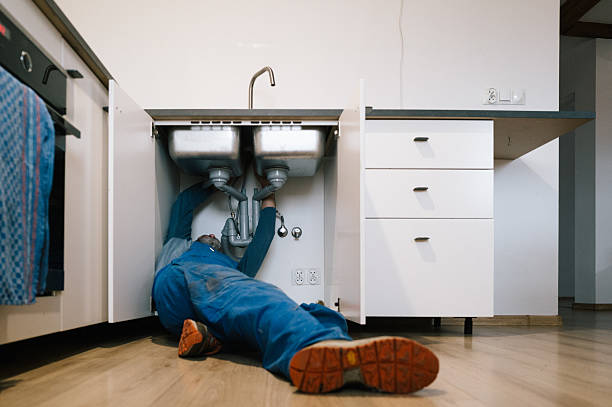 Professional Plumbing technician working in Bakersfield, MO